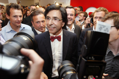 Elio di Rupo a la seu del Partit Socialista de Brussel·les, en celebració després d'haver-se conegut els bons resultats del partit a les eleccions federals el 2010.