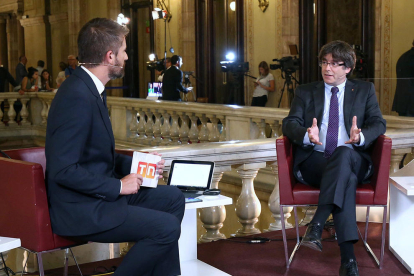 Imagen de la entrevista al Presidente de la Generalitat en el mismo Parlamento.
