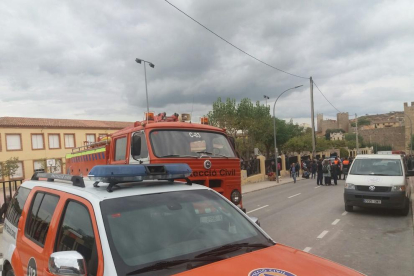 Vehículos de protección civil cerrando el paso en la calle del colegio.