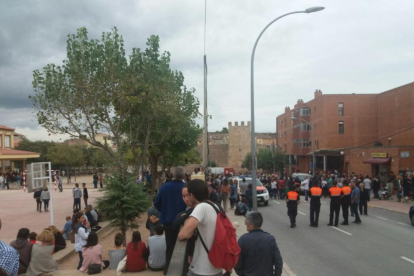Protección civil y bomberos han bloqueado el paso en el colegio electoral.