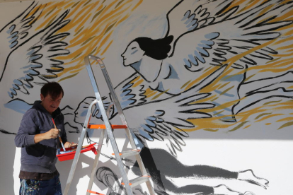 Pla mig d'Ignasi Blanch pintant el mural a Roquetes. Imatge del 5 de novembre de 2017