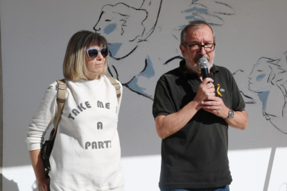 Pla mig de l'alcalde de Roquetes, Francesc Gas, parlant davant del mural, a mitges. Imatge del 5 de novembre de 2017