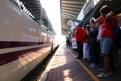 Plano general del andén 4 de la estación de la Aldea, en el momento de la llegada del tren Euromed, que esperaban activistas y representantes políticos ebrenses para hacer un viaje reivindicativo en Castellón.