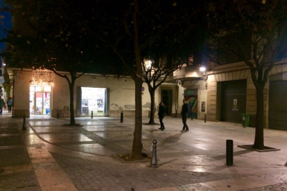 L'usuari de Twitter Martí compartia la inusual imatge de la plaça sense taules durant la nit.