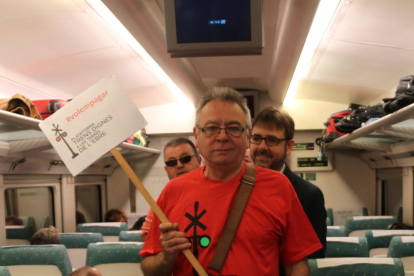 El portavoz de Trens Dignes, Josep Casadó, en uno de los vagones del Euromed, durante la reivindicación de este miércoles.