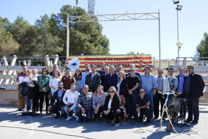 Foto de grup dels alcaldes i regidors amb membres de l'Agrupació de Penyes i Comissions Taurines de les Terres de l'Ebre.