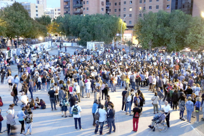 El pati de l'Institut Antoni de Martí i Franquès de Tarragona, amb més d'un miler de persones custodiant el centre mentre es fa el recompte de vots.