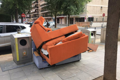 Imatge de diversos mobles abocats al carrer Joan Baptista, denunciat a través de Twitter.