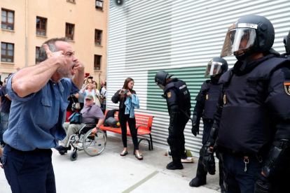 Un bombero tarraconense expresa significativamente su enfado por|para la actuación policial al InsTarragona.