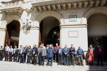 Minuto de silencio para condenar la muerte de una mujer, delante de el Ayuntamiento de Valls con representantes del consistorio en primer término.