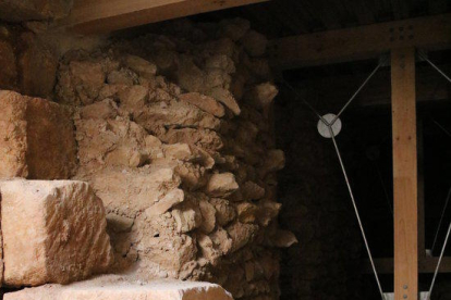 Pla obert dels murs interiors de la muralla romana de Tarragona, reforçades per evitar enfonsaments. Imatge del 7 d'abril de 2017.