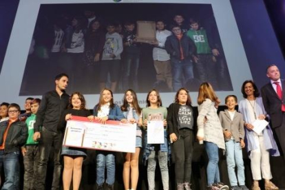 Els alumnes recollint el premi a Madrid.