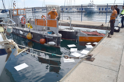 Escape de aceite y combustible de una embarcación en el puerto deportivo de Tarragona