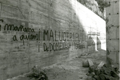 Imatge de les parets del Teatre Romà, l'any 1977, quan els instigadors de la campanya rebien amenaces de mort.