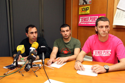 Pla general dels regidors de la CUP de Reus David Vidal, Edgar Fernández i Oriol Ciurana, en roda de premsa el 21 d'abril del 2016