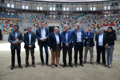 Foto de família de la delegació europea que ha visitat Tarragona amb l'alcalde, Josep Fèlix Ballesteros, a la Tàrraco Arena Plaça. Imatge del 07/05/2017