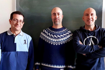Pla mig de Sergio Gómez (esquerra), Albert Solé-Ribalta (centre) i Àlex Arenas (dreta), els investigadors del Departament d'Enginyeria Informàtica i Matemàtiques de la URV que han fet l'estudi