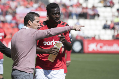 Juan Merino, hablando con Zahibo durante el partido de los suyos en el Nuevo Estadio contra la Almería.