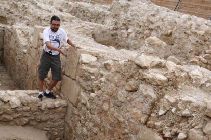 Plano abierto del director de la excavación de Tortosa, Ramon Ferré, mostrando una antigua salida de la alcantarilla de época romana. Imagen del 7 de julio de 2017