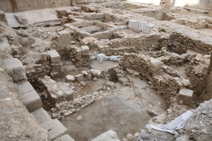 Pla general de les excavacions davant la Catedral de Tortosa. Imatge del 7 de juliol de 2017