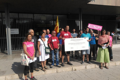Los asistentes con el boleto delante de la subdelegación del Gobierno de España en Tarragona.
