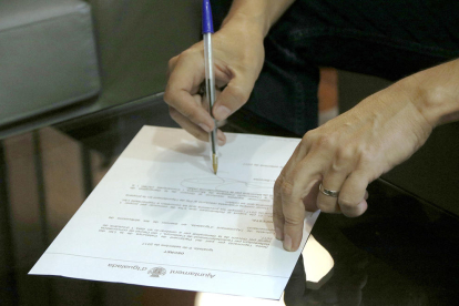 Pla detall del decret de suport al referèndum de l'1-O en el moment en què el signa l'alcalde d'Igualada, Marc Castells