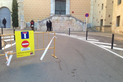 Imatge de la senyal que restringeix l'accés al carrer Sant Pau.