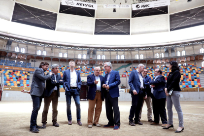 El grup d'eurodiputats va visitar la TAP, lloc que acollirà les competicions de voleibol.