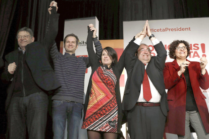Adriana Lastra, en el centro con el candidato a la presidencia, Miquel Iceta, el prsident valenciano, Ximo Puig, y la cabeza de lista del PSc por Tarragona, Rosa M. Ibarra