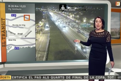 La periodista tarragonina Laura Solé protagonitza un moment divertit mentre dóna la informació del trànsit.
