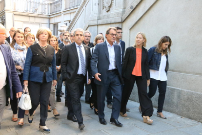 La comitiva acompaña a Francesc Homs al Tribunal Supremo.