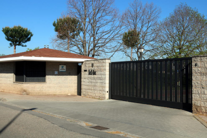 L'entrada de l'escola Bell-lloc del Pla de Girona.