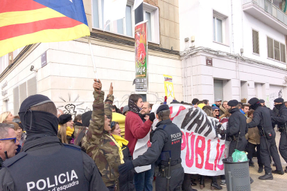 Agents dels Mossos d'Esquadra contenen els concentrats davant la Llotja de Lleida , on hi ha Mariano Rajoy.