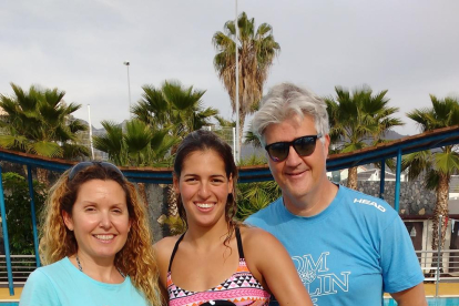 La directora de l'Acadèmia, Susana Seuma, junt a la nedadora paralímpica Michelle Alonso i el seu entrenador,