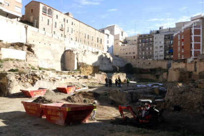 La intervenció al teatre romà de Tàrraco, amb les restes de la graderia a la part esquerra.