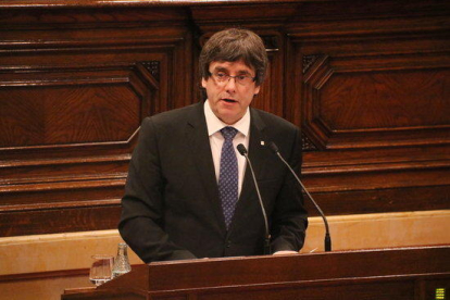 Plano medio del presidente de la Generalitat, Carles Puigdemont, desde el atril del hemiciclo del Parlamento.