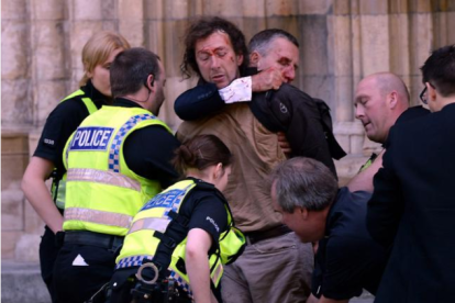 La fotografía publicada, en su día, por el diario británico YorkPress, del momento de la detención del hombre en York, en el 2013, después de la agresión.