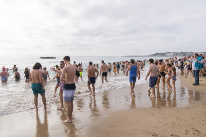 Torredembarra se zambulle en el Primer baño de 2023