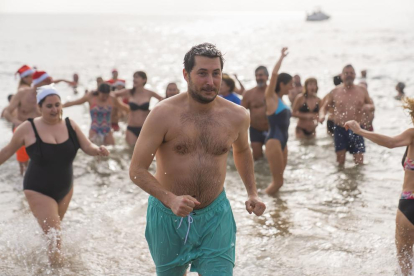 Torredembarra se zambulle en el Primer baño de 2023