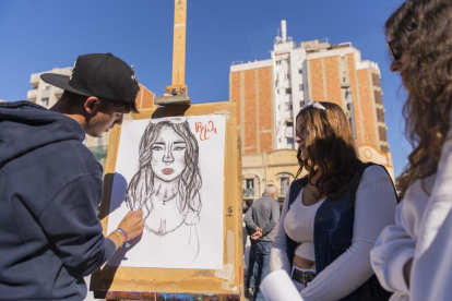 La Plaça Corsini de Tarragona s'ha omplert de tallers i activitats que s'han organitzat des del centre d'educació artística