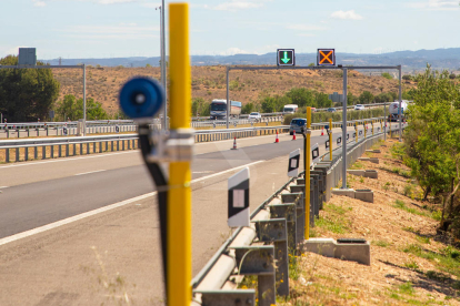 Així són els làsers de l'AP2 que dibuixaran el límit dels carrils de l'autopista quan hi hagi boira