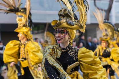 La gent va tornar a omplir el diumenge els carrers per gaudir de l'espectacle que van oferir les millors comparses de la darrera edició.