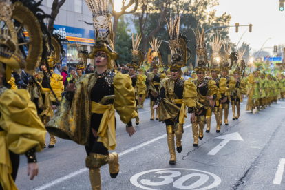 La gent va tornar a omplir el diumenge els carrers per gaudir de l'espectacle que van oferir les millors comparses de la darrera edició.