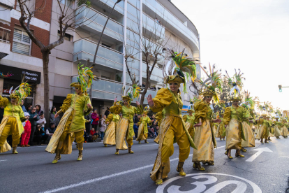 La gent va tornar a omplir el diumenge els carrers per gaudir de l'espectacle que van oferir les millors comparses de la darrera edició.