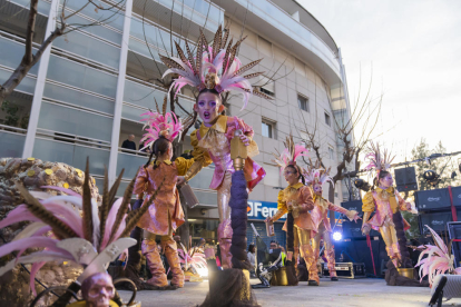 La gent va tornar a omplir el diumenge els carrers per gaudir de l'espectacle que van oferir les millors comparses de la darrera edició.