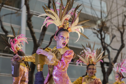 La gent va tornar a omplir el diumenge els carrers per gaudir de l'espectacle que van oferir les millors comparses de la darrera edició.