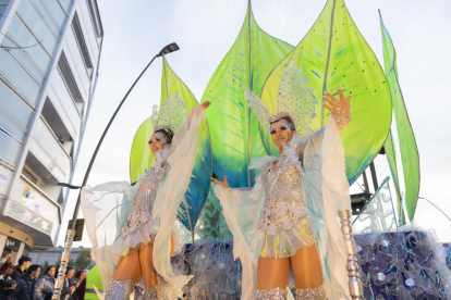 La gent va tornar a omplir el diumenge els carrers per gaudir de l'espectacle que van oferir les millors comparses de la darrera edició.