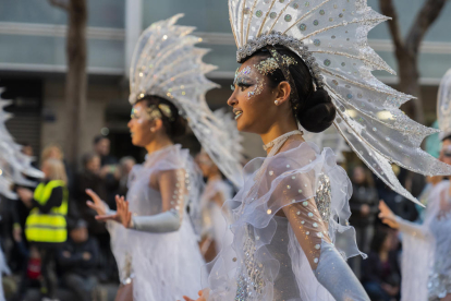 La gent va tornar a omplir el diumenge els carrers per gaudir de l'espectacle que van oferir les millors comparses de la darrera edició.