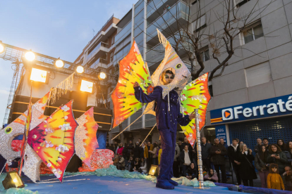 La gent va tornar a omplir el diumenge els carrers per gaudir de l'espectacle que van oferir les millors comparses de la darrera edició.