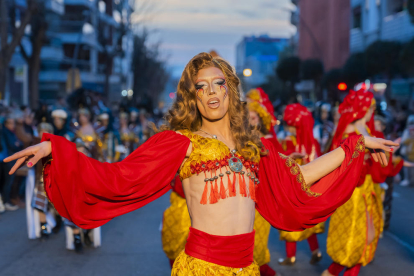 La gent va tornar a omplir el diumenge els carrers per gaudir de l'espectacle que van oferir les millors comparses de la darrera edició.